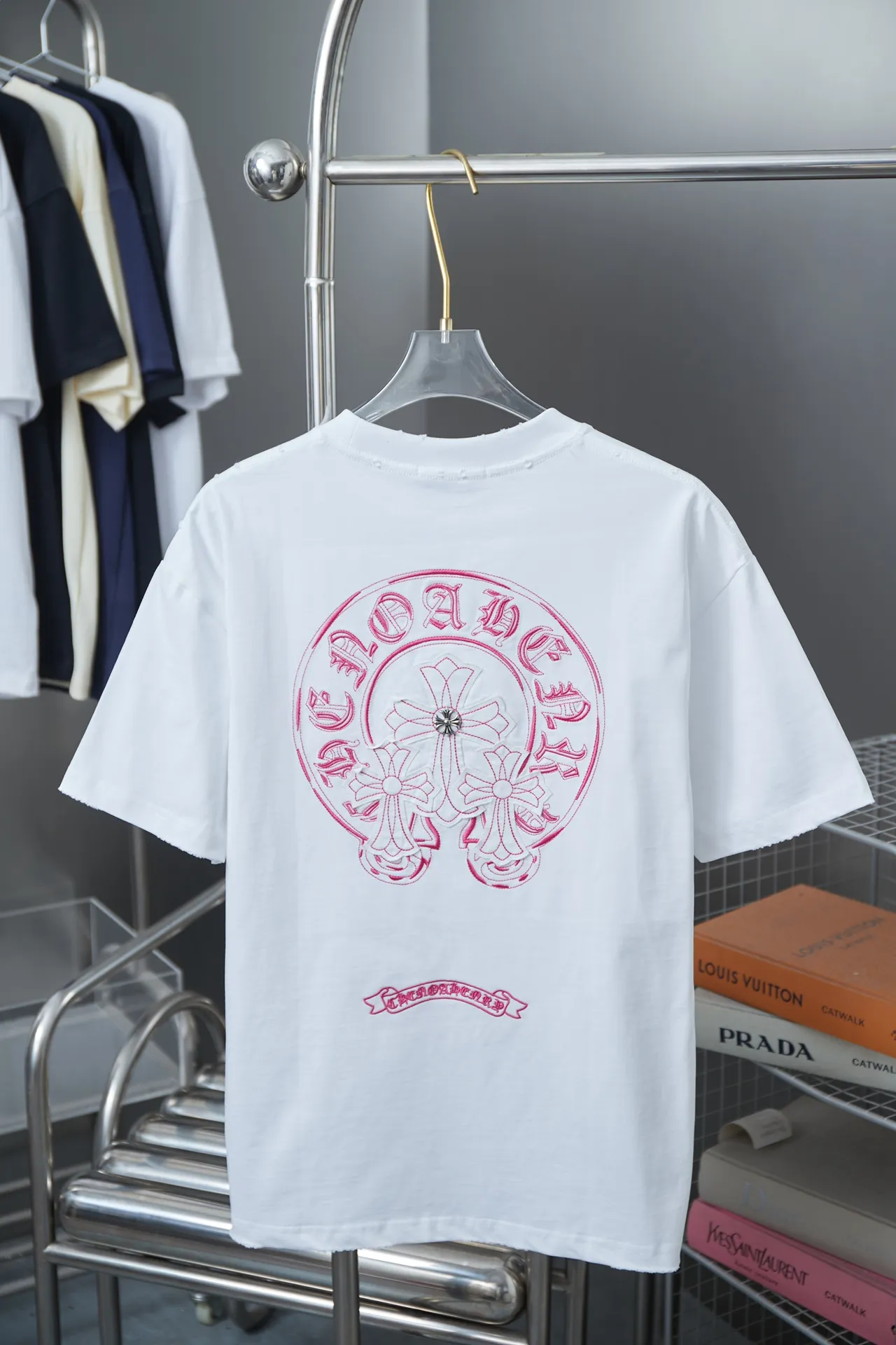 🅿️220 Ch*ome Hearte 25SS early spring new style, appliqué embroidered heart cross short sleeves, light luxury, essential item for daily commuting for men and women, correct version, welcome to compare, detailed features · 320g 100% pure cotton double yarn jersey fabric · Custom dyed in the same vat, special thickened 32 pieces double-strand 1X1 thread · Imported Tajima machine embroidery tatami embroidery ➕This cloth patch embroidery · Hand-stitched Croxin hardware accessories · Hand-made fraying of collar, cuffs and hem · Double-needle stitching across seams · Original main mark, washed tag, branded moisture-proof paper packaging Color: Black/White/Pink Size: S/M/L/XL
